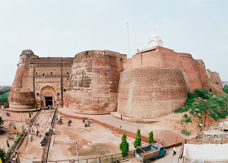 http://www.getbookcab.com/Admin/images/Bhatinda-Fort.jpg